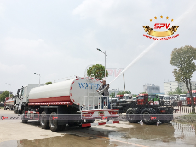 Water Spraying Truck Sinotruk - Water Cannon Shooting